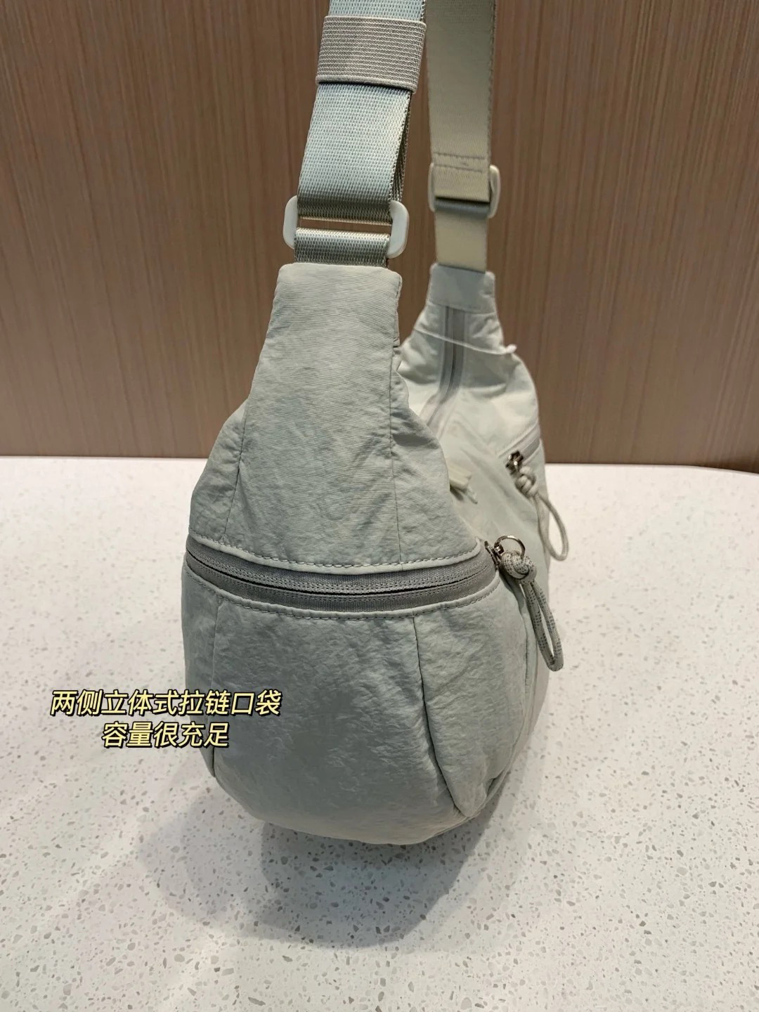 lululemon包大容量休闲百搭13L牛角包月牙包小众女士单肩斜挎包详情29