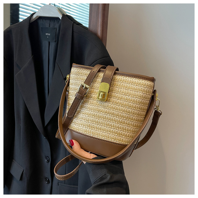 时尚手提编织包包女2023新款高级质感草编包单肩斜挎包休闲水桶包详情31