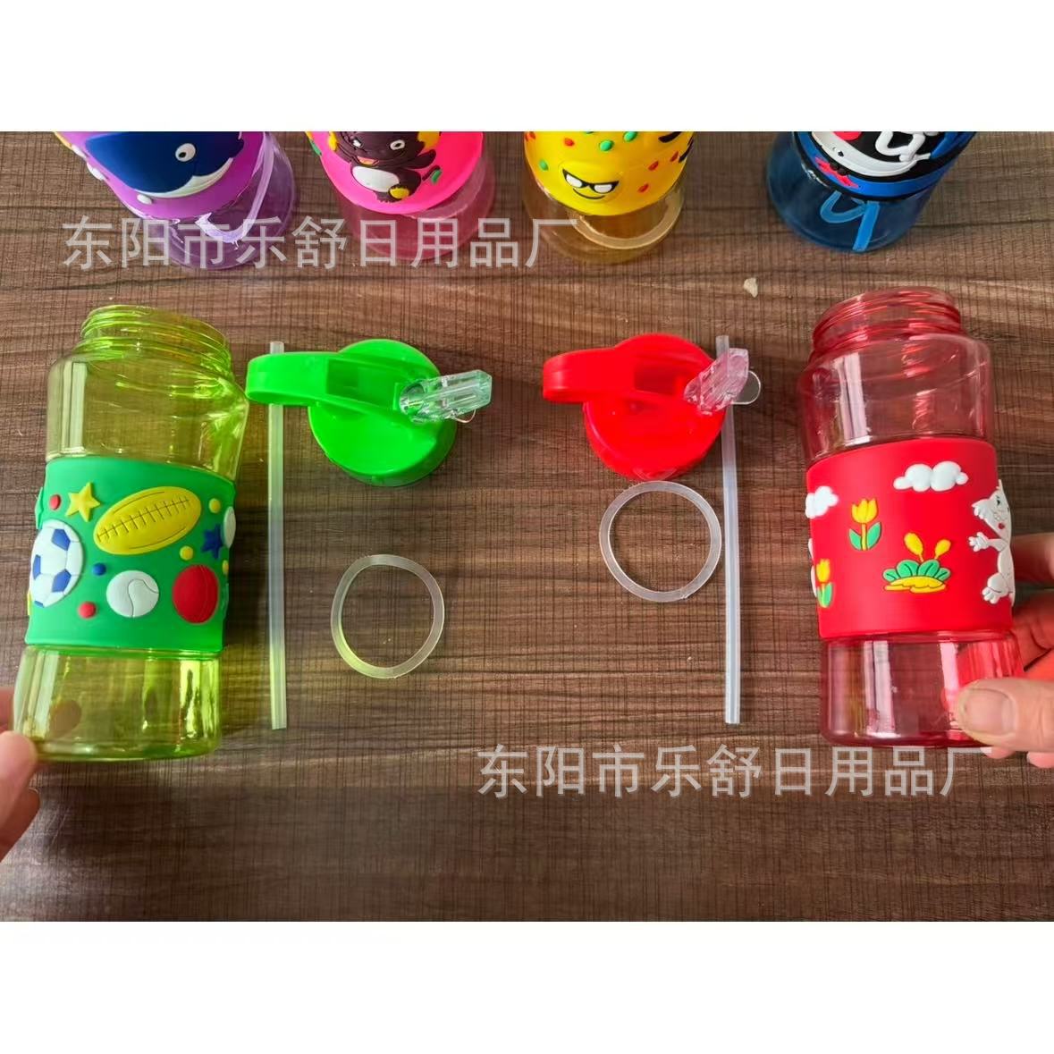 厂家直供新款夏季卡通图案可爱水杯学生儿童便携大容量软胶吸管杯详情12