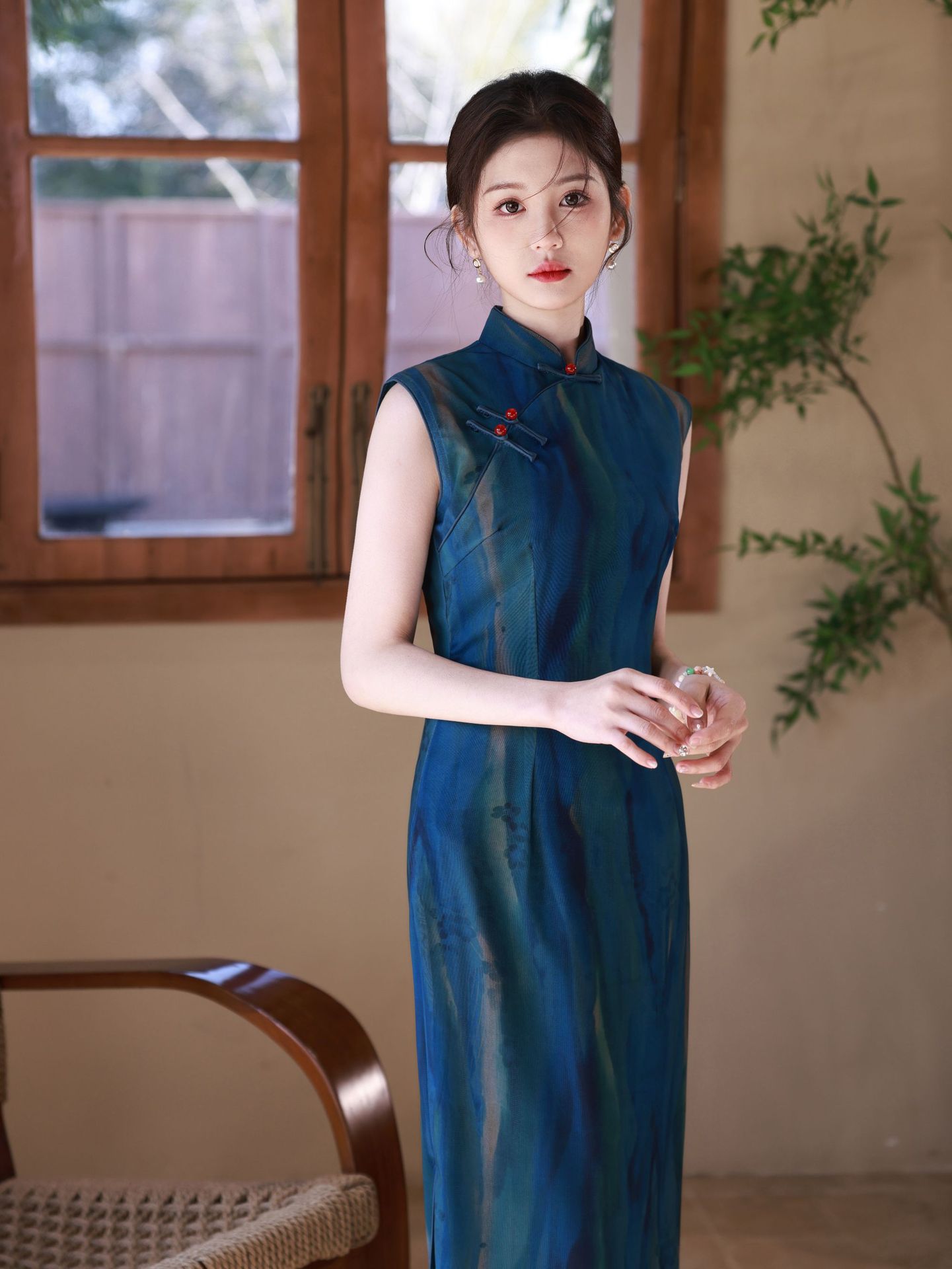 The Spring/Summer 2025 cheongsam is a long stretch mesh cheongsam that is slimming and form-fitting. It is a retro Hong Kong-style sleeveless cheongsam with a national trend pic 6