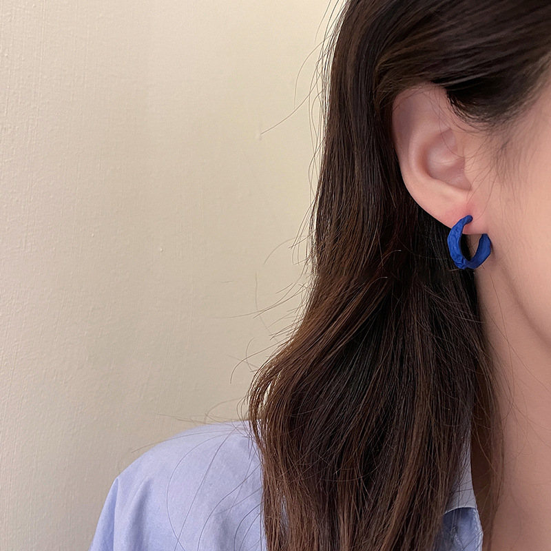 Klein Blue C-shaped irregular ear rings for women, simple and niche design sense earrings, trendy and versatile earrings pic 9