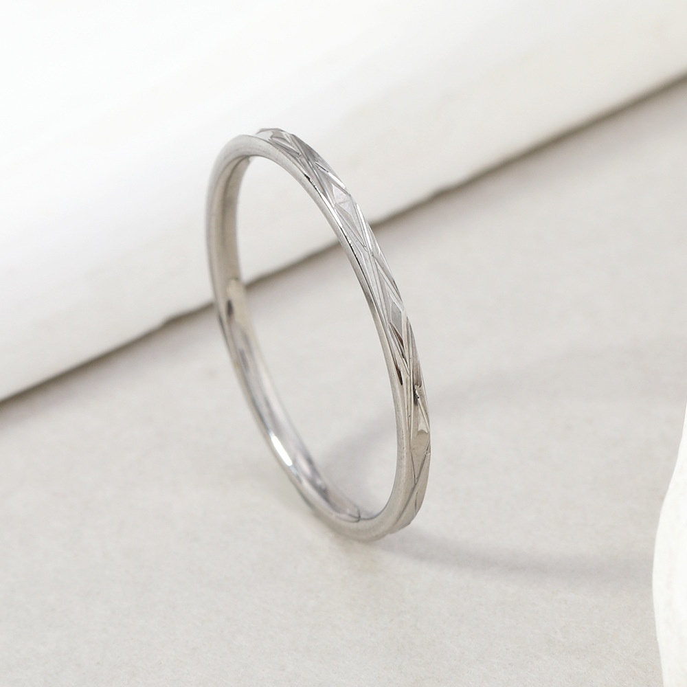 跨境素圈 不掉色 2mm极细批花交叉纹钛钢戒指女 个性不锈钢饰品厂详情6