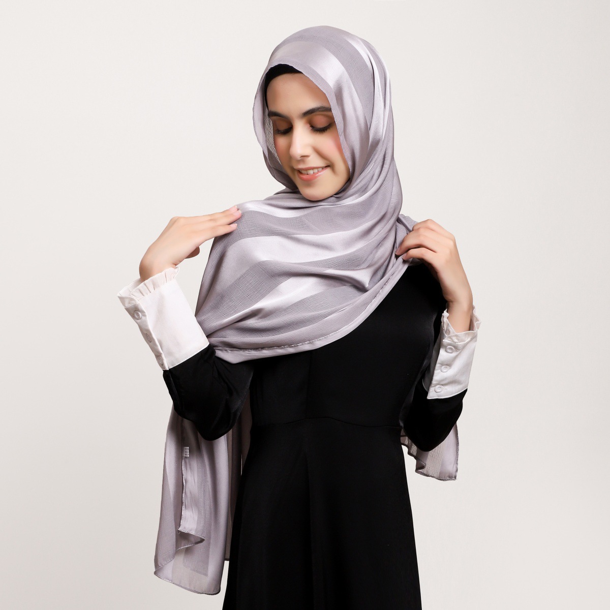 百搭宽条纹镂空纯色缎面长巾丝滑柔软透气仿真丝女包头巾旅行披肩详情5