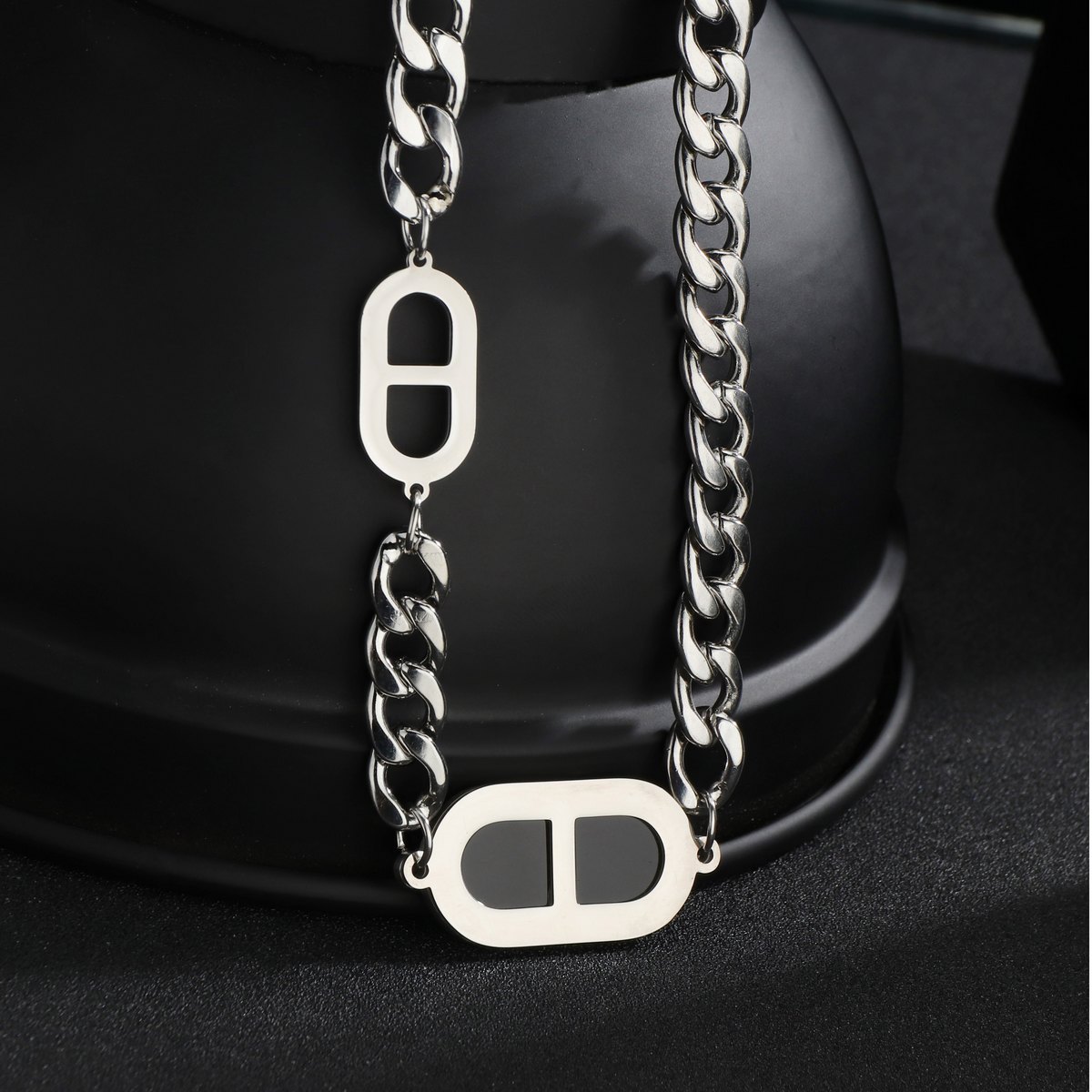 Cross-border supply of European and American Instagram streetwear hip-hop necklaces, fashionable short necklaces for men and women, titanium steel simple collarbone chains pic 3