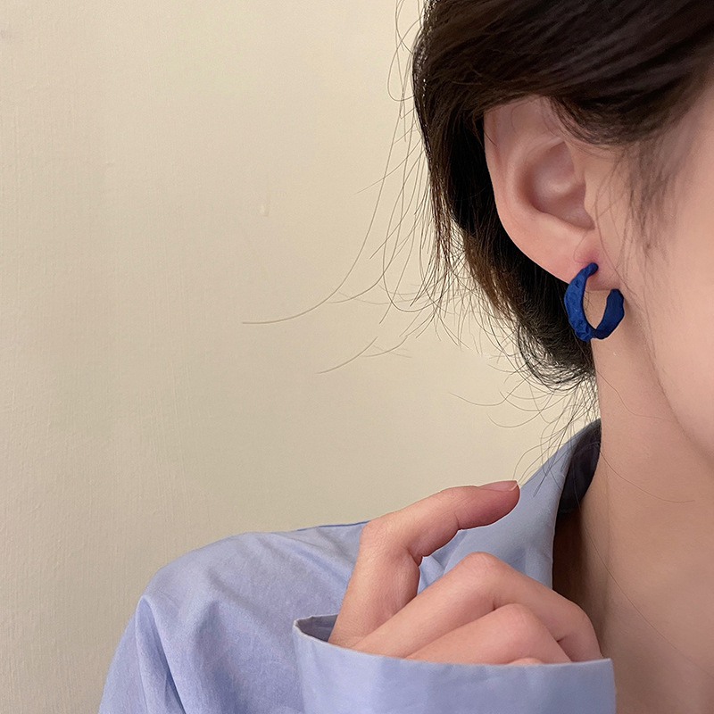 Klein Blue C-shaped irregular ear rings for women, simple and niche design sense earrings, trendy and versatile earrings pic 3