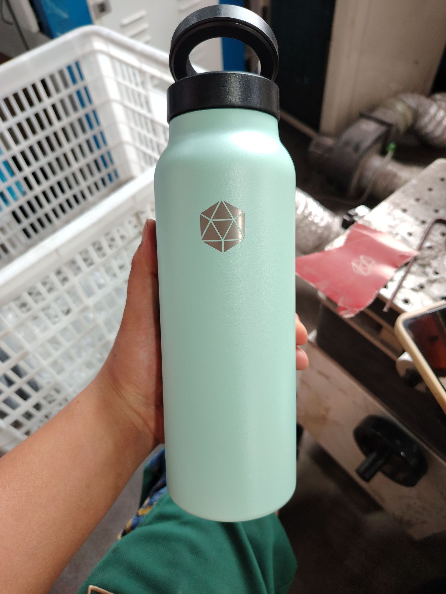 跨境爆款24oz32oz磁吸可放手机支架运动水壶304不锈钢加厚保温杯详情5