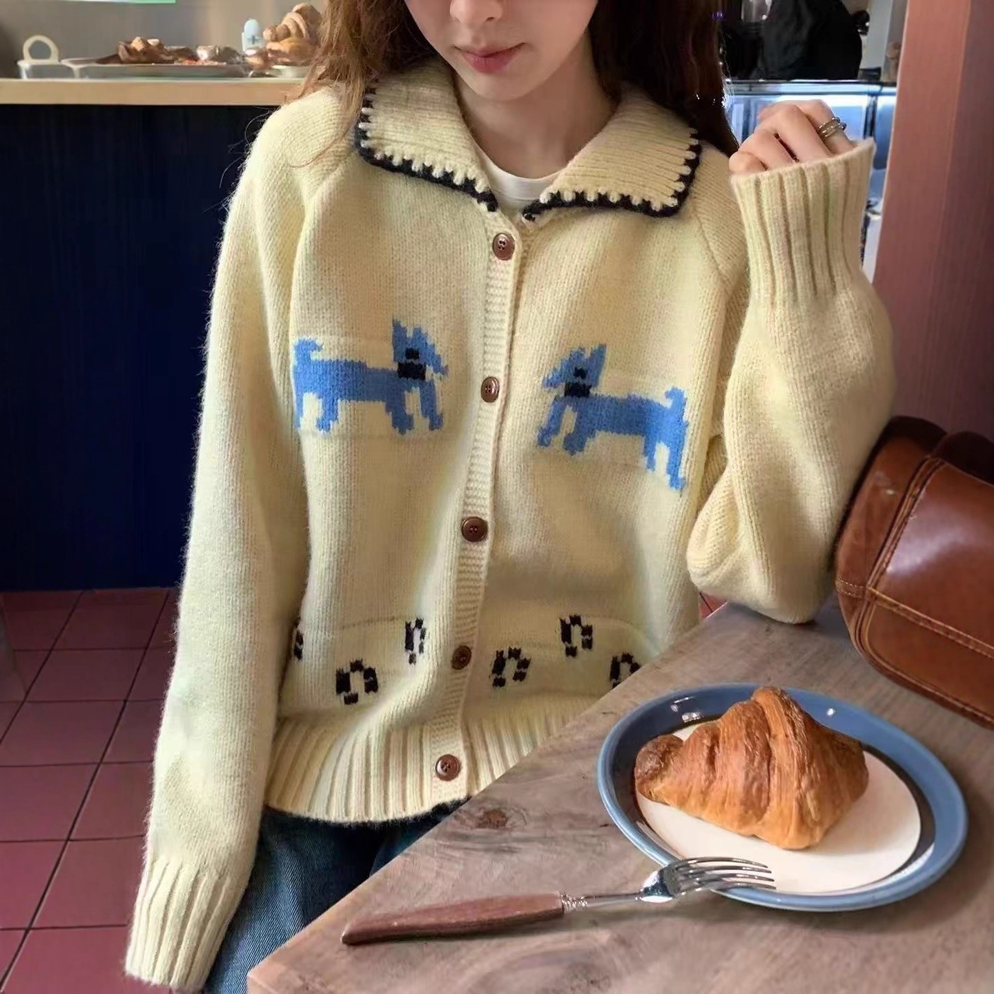 New gentle cake round-neck embroidered sweater for women in autumn and winter, Korean cartoon style, youthful and versatile knitted sweater for women in autumn pic 3