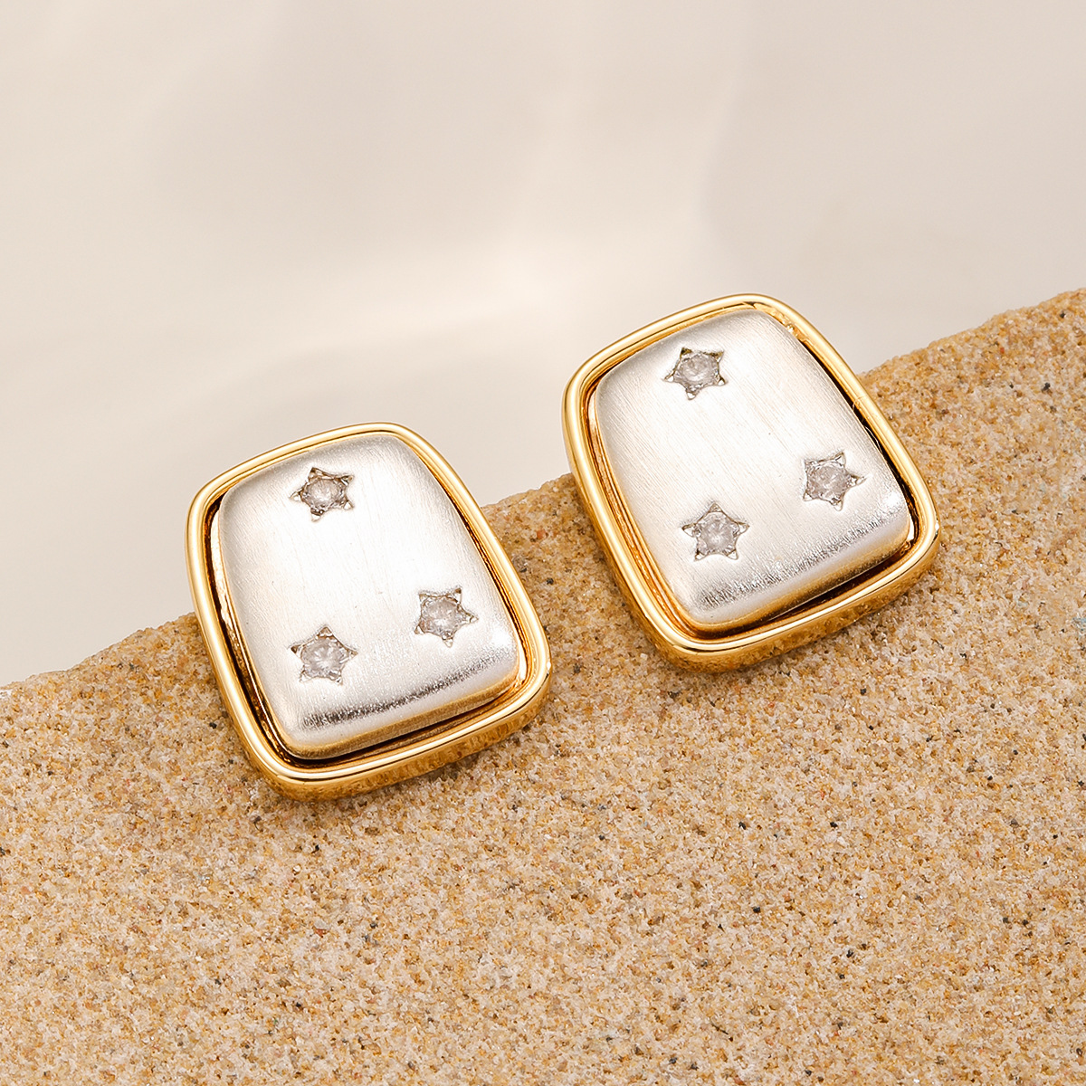 Nasha cross-border copper-plated bright silver brushed diamond-encrusted stud earrings for women, Korean style fashionable design stud earrings, cool and stylish for women pic 6