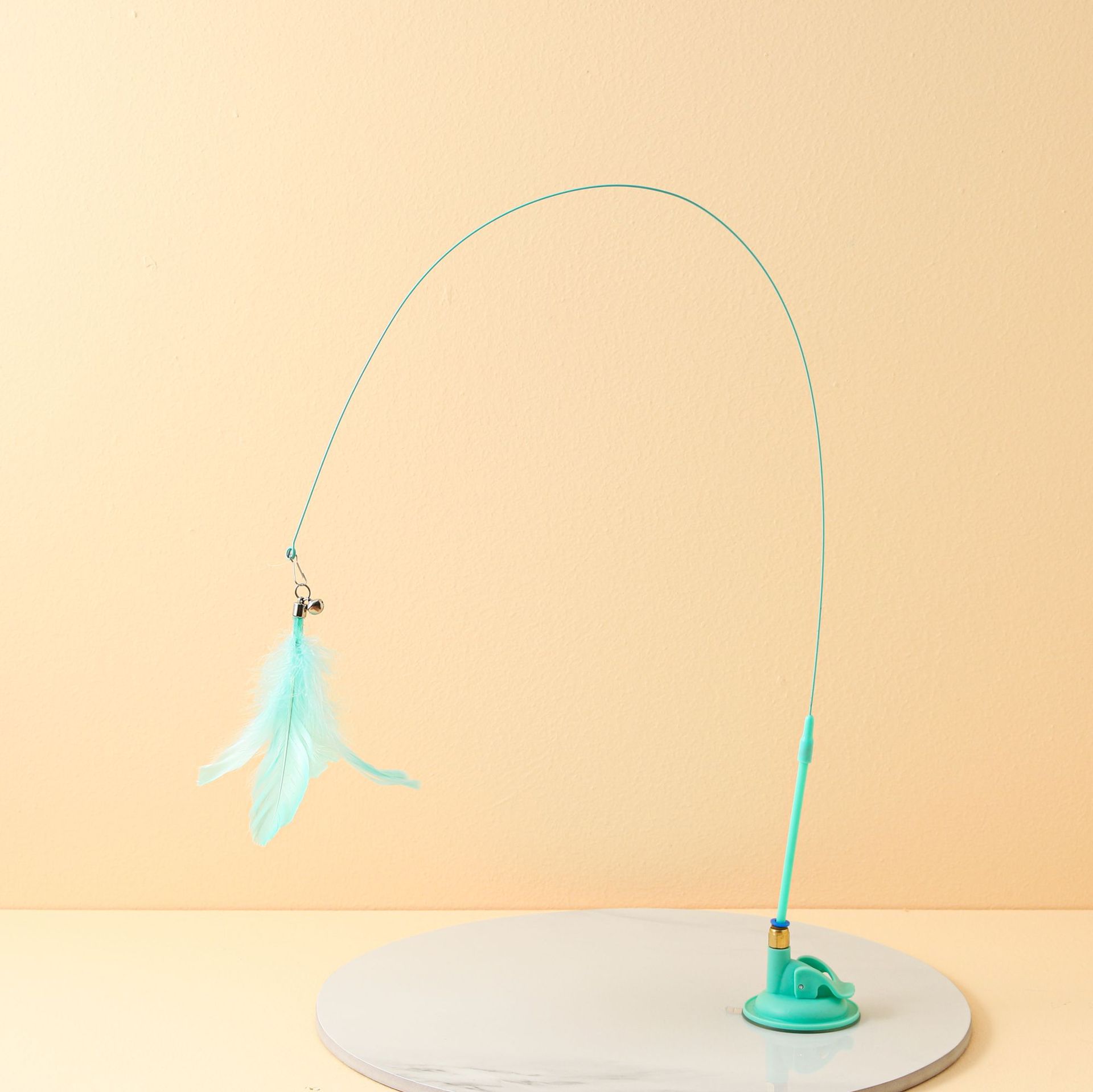 Cat toy, colorful suction cups with feathers, durable to play with, self-entertaining and boring. The suction cups are not easy to fall over. One-piece consignment, in stock pic 24