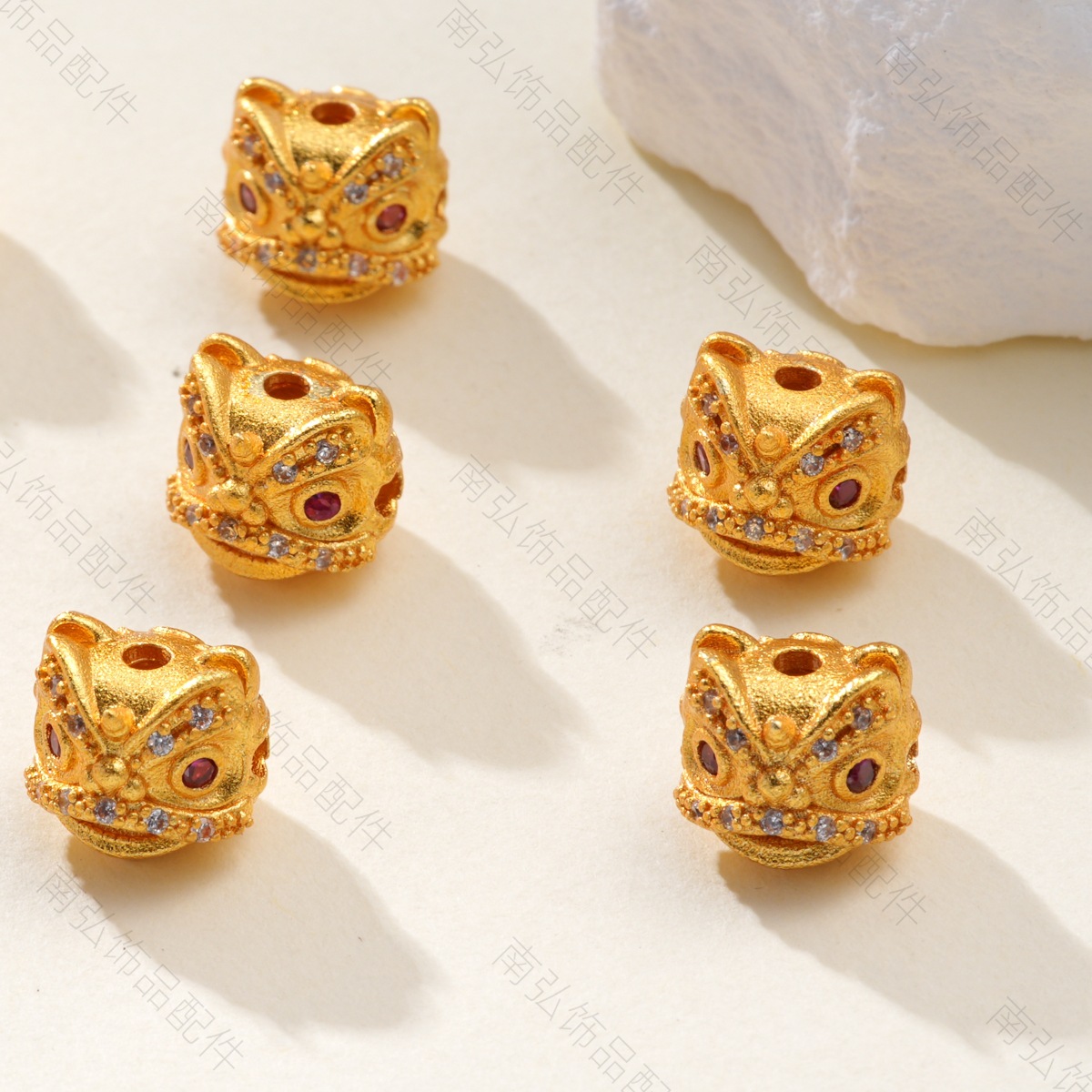 Ancient-style sand gold lion head bracelet with beads, interlocking beads and zirconium through holes, personalized and fashionable bracelet accessories with loose beads pic 4