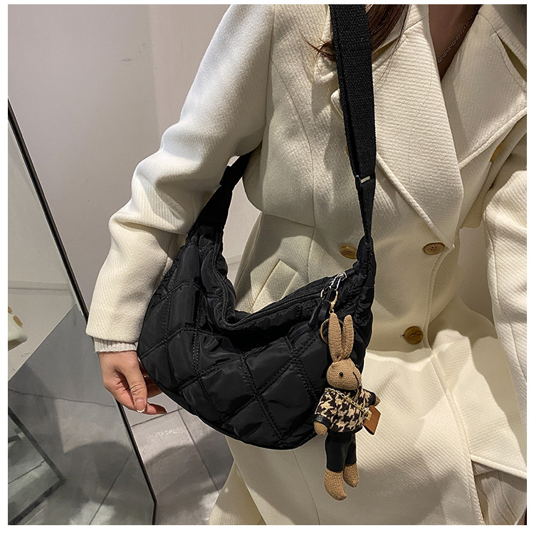 The new, trendy and fashionable single-shoulder crossbody bag with diamond-patterned embroidery thread for women in 2021, the popular dumpling bag pic 39