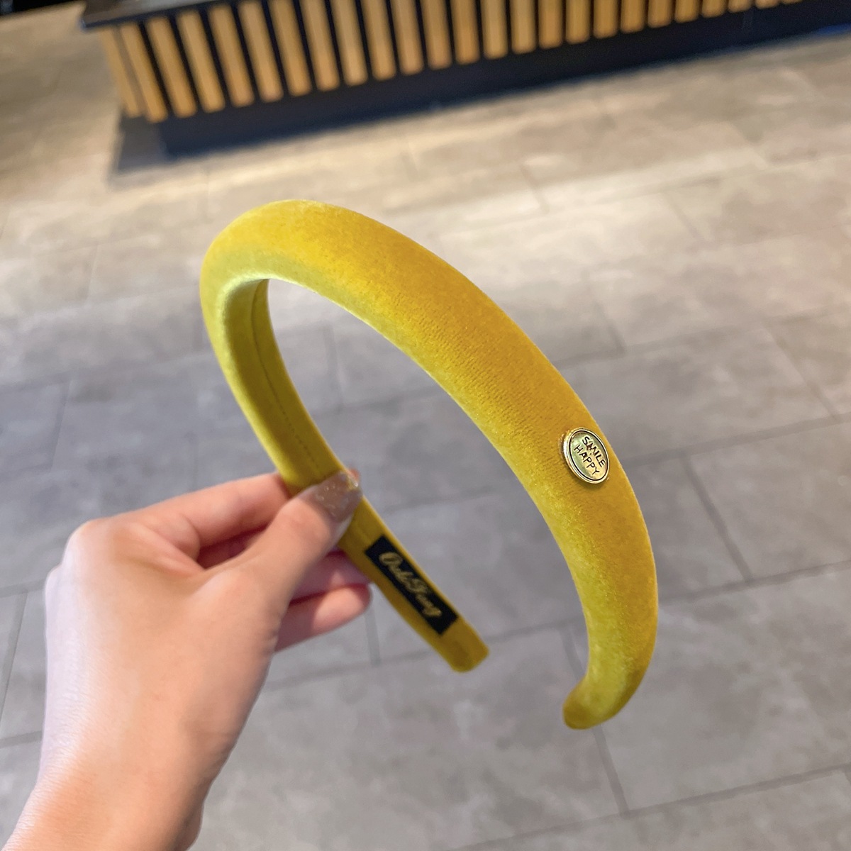 The small gold label narrow version of the colorful velvet hairband is a new autumn and winter high top sponge headband and a versatile hairpin accessory pic 9