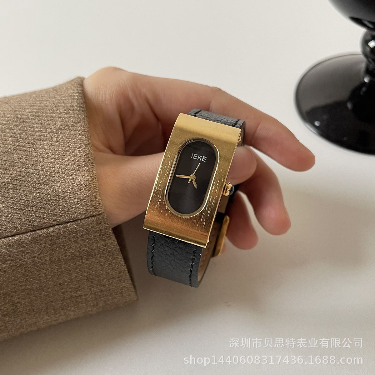 A popular and niche design item in foreign trade, a golden mid-style bracelet watch for women, is light luxury and retro. One-piece consignment service pic 5