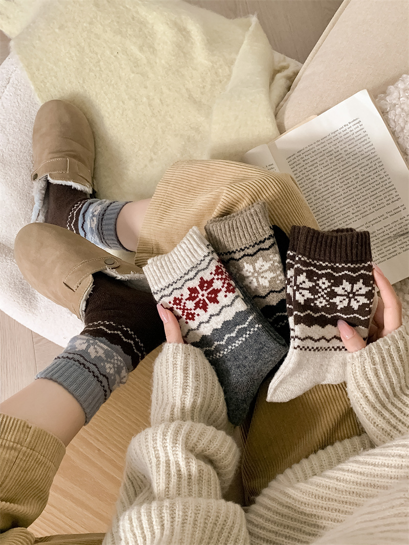 Thick and warm Fairisland retro wool striped socks for women, Japanese style autumn and winter color-blocked snow pattern pile socks pic 13