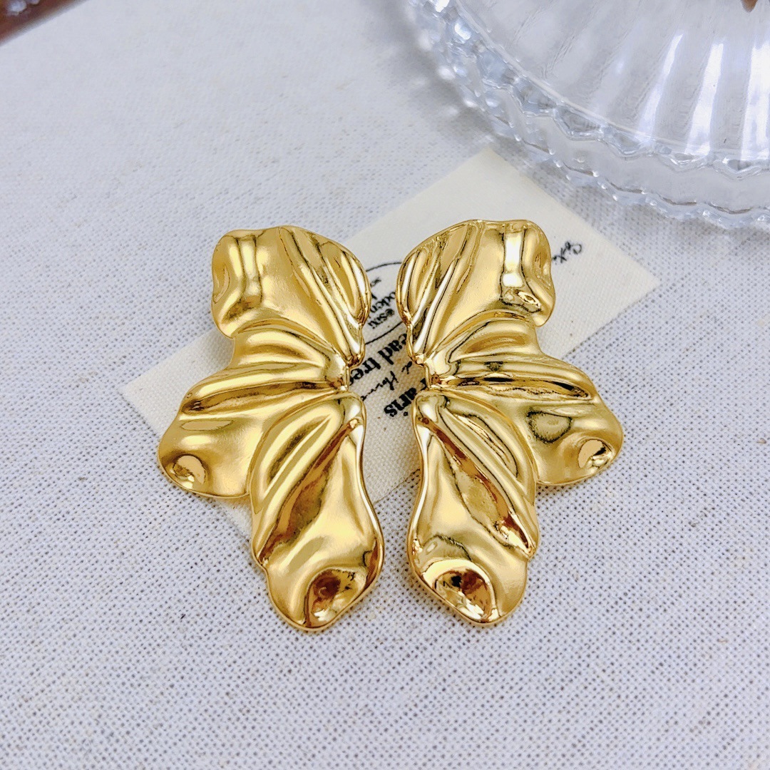 2024 Cross-border bestsellers: Fashionable and versatile, light luxury style, heart-shaped stud earrings, high-end ins style, internet-famous style, elegant pic 3