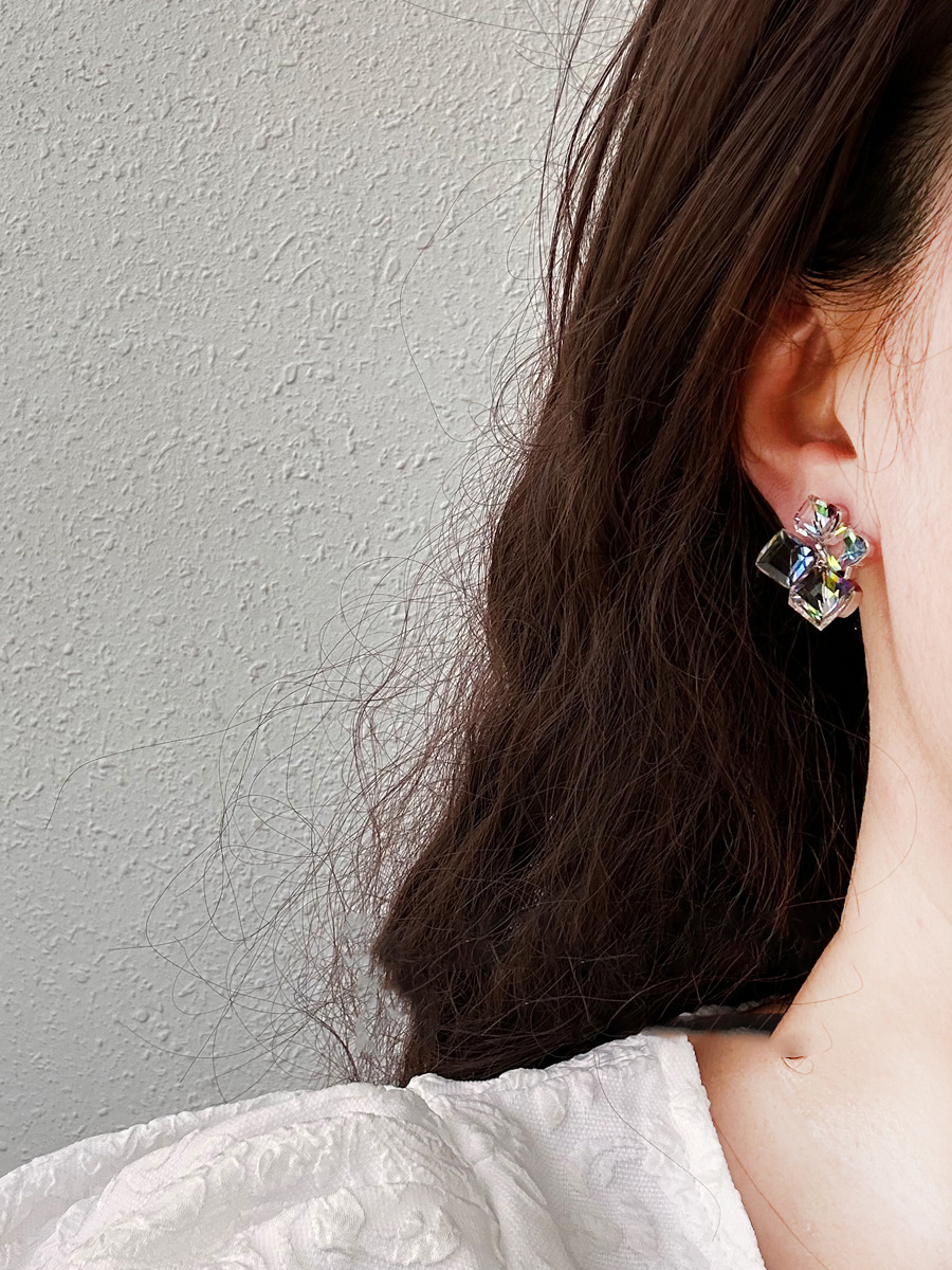 Sweet and cool style three-dimensional cube sugar irion-dollar ear studs, high-end design for women, niche fashion, gentle temperament, wholesale of earrings pic 5