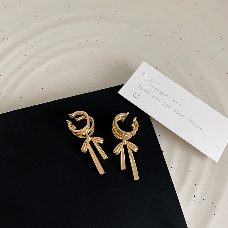 The matte bow ear bone clip with a touch of light luxury and high-end feel is a bestseller for Spring/Summer 2024. It is a niche accessory with no holes and a high-end feel pic 7