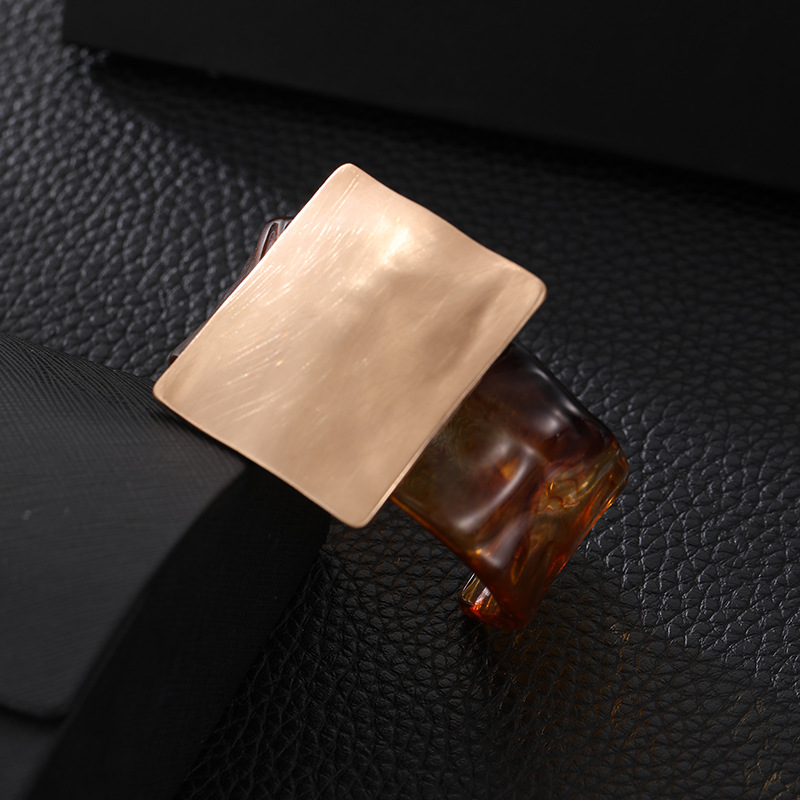 跨境亚马逊热卖欧美原创几何拉丝正方金属高级简约女士大气手镯详情11