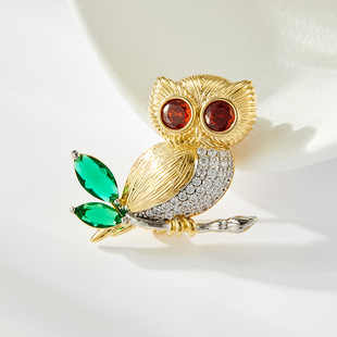 The light luxury, dynamic and high-end owl brooch is made of copper alloy, set with zircon and electroplated with real gold, making it a versatile commuter brooch pic 2