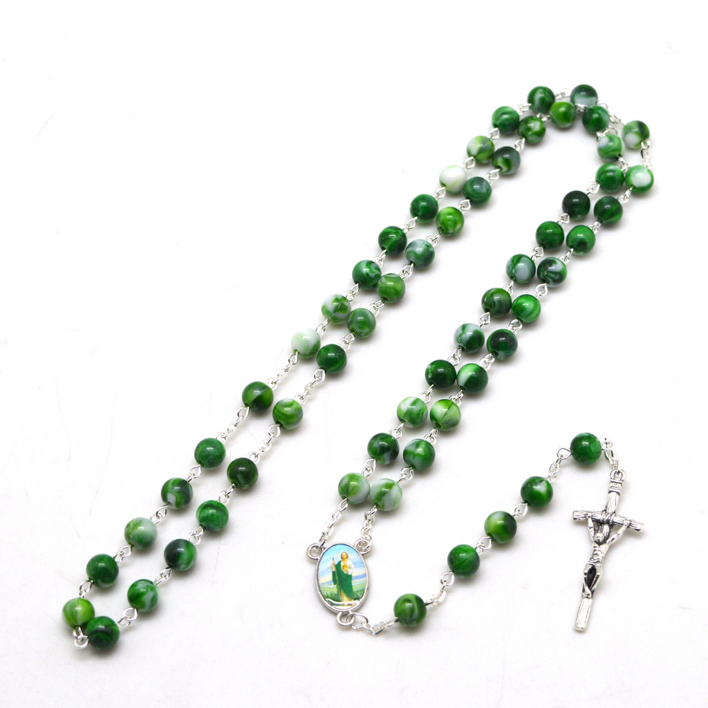 The green acrylic curved needle design necklace is a fashionable and trendy accessory. It is simple and individual jewelry made of eco-friendly materials, light and comfortable pic 2