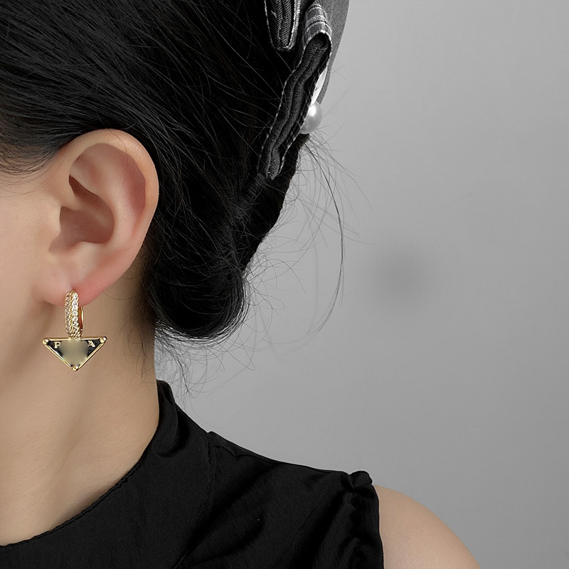新款时尚耳环高级设计微镶简约通勤字母画油耳扣三角潮搭百搭经典详情7