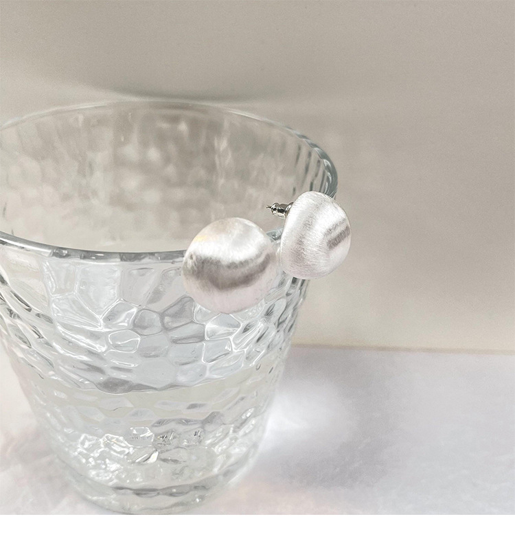 秋冬新款复古简约通勤设计小众气质感耳饰拉丝耳环磨砂圆球耳钉女详情5