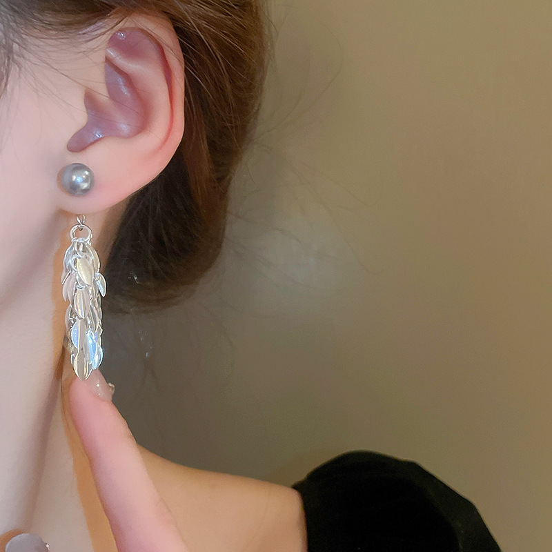 A pair of cold metallic leaf tassel imitation pearl silver needle earrings, a unique style, a high-end and elegant earpiece for women pic 10
