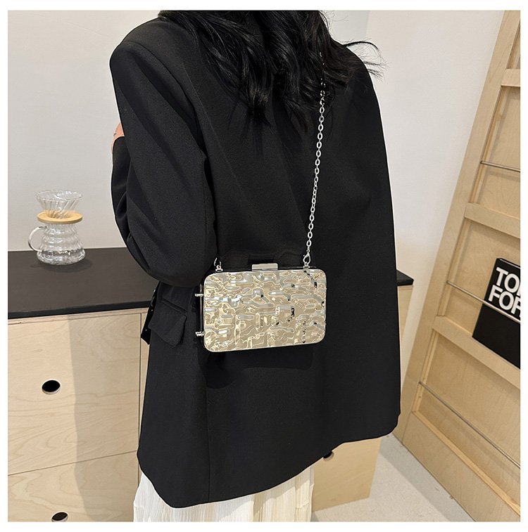 晚宴包金属2024夏季新款盒子女包链条单肩斜挎包褶皱跨镜女手机包详情15