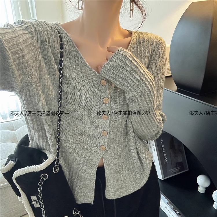 2024年新款女装秋季韩版薄款V领长袖针织开衫 宽松显瘦短款外穿上衣 女装加工精致时尚详情25