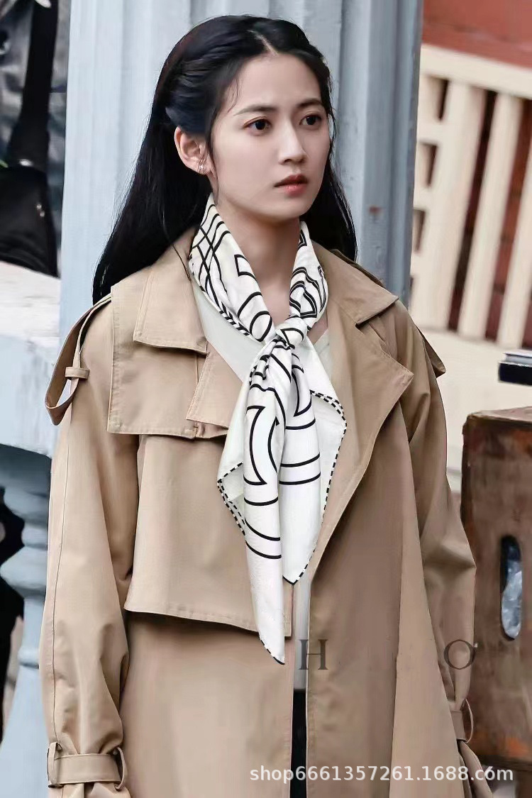 跨境欧美时尚丝巾高档优雅围巾轻奢丝绸印花字母印花海外热销大牌详情3