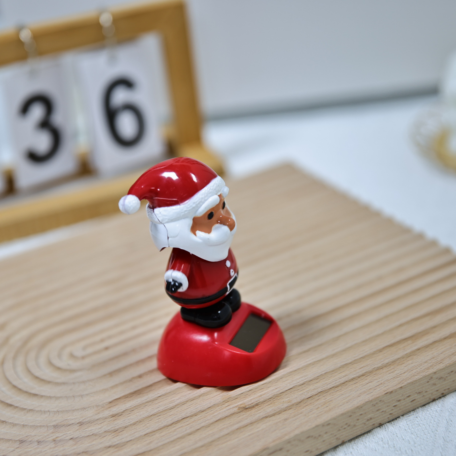 Cross-border best-selling solar-powered car ornaments, rocker, Christmas gifts, and white-bearded Santa Claus accessories pic 8