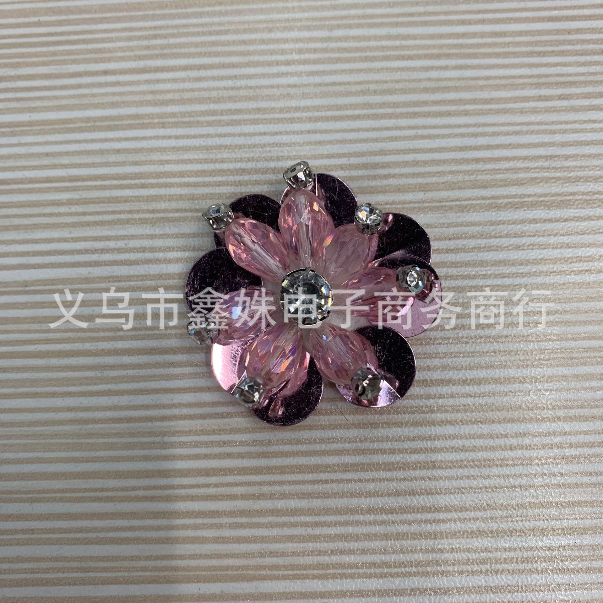 Камелия из гирлянды, гвозди с бусами, аксессуары DIY pic 10