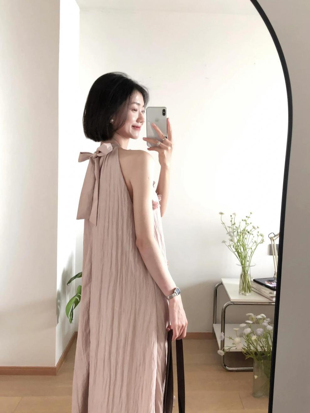 设计感褶皱花朵挂脖吊带连衣裙慵懒风氛围感超仙大摆度假沙滩长裙详情7