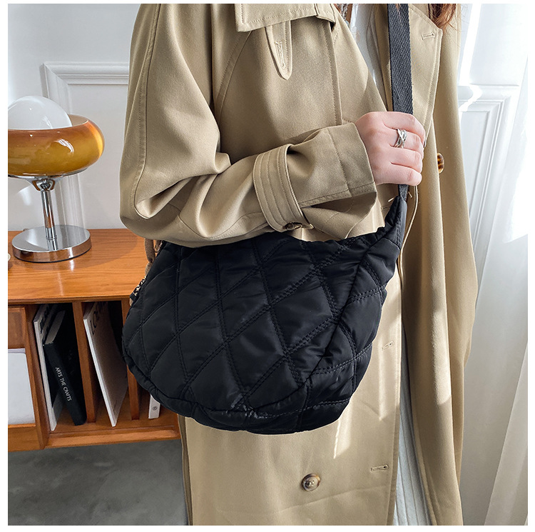 The new, trendy and fashionable single-shoulder crossbody bag with diamond-patterned embroidery thread for women in 2021, the popular dumpling bag pic 67