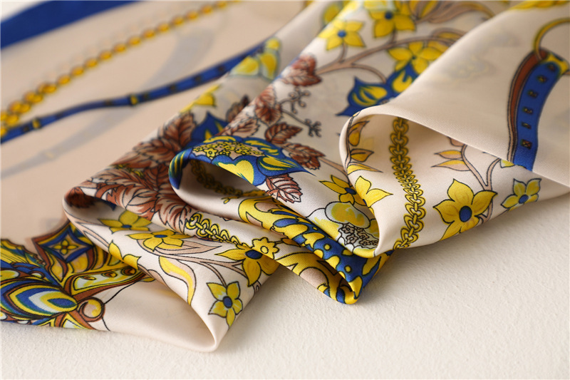 A 70cm small square scarf with Chinese trend printed patterns for women, fashionable clothing matching. The small silk scarf is an elegant autumn and winter scarf with flowers pic 4