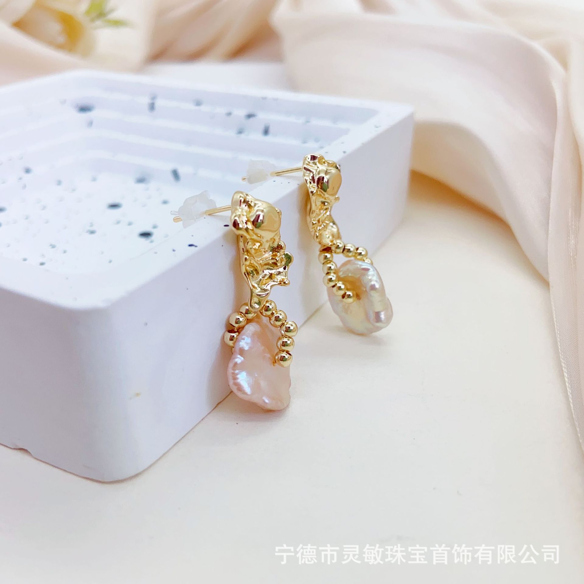 暮霞与巴洛克珍珠耳钉新款秋冬女高级感耳钉气质精致跨境详情9