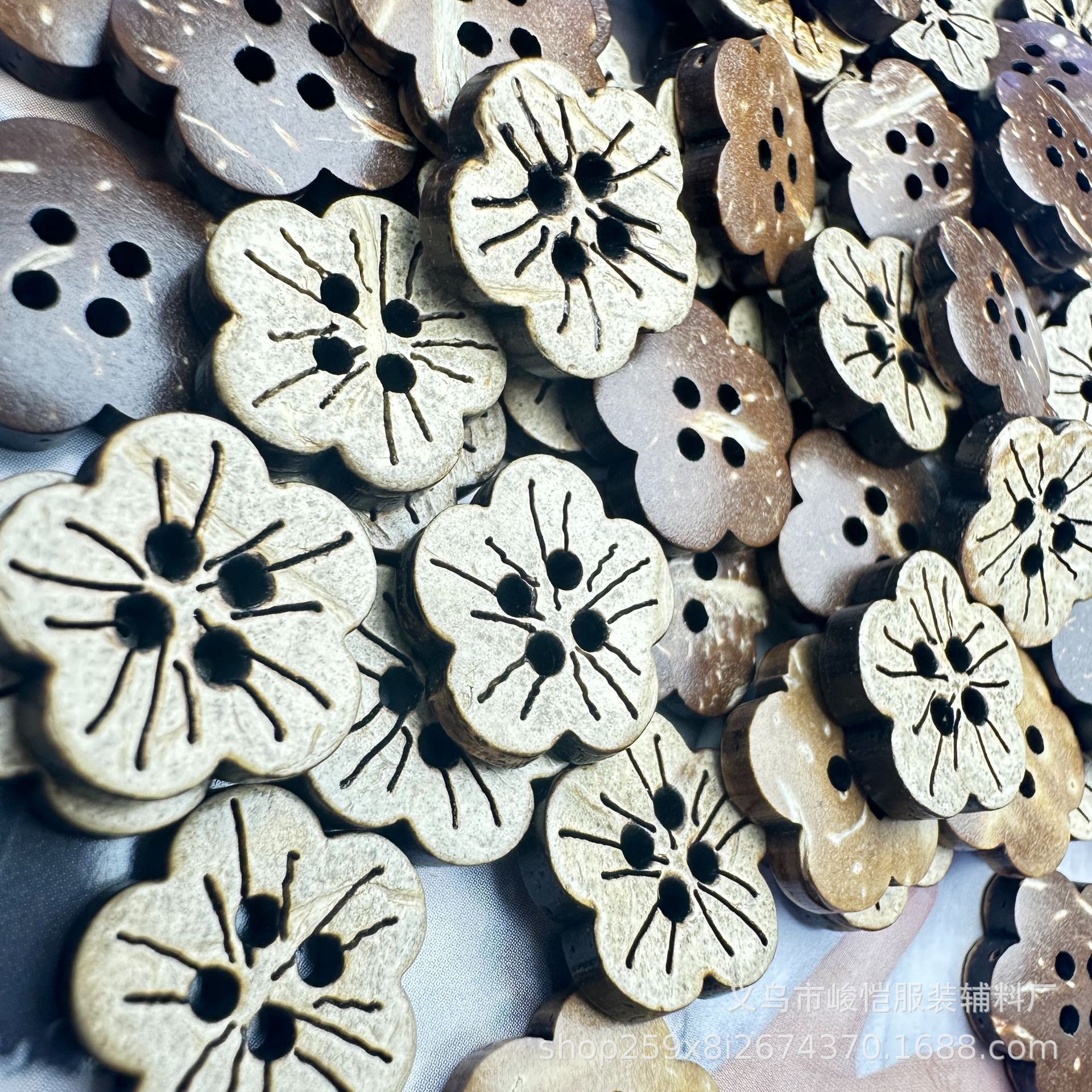 Wholesale of natural coconut laser buttons, plum blossom four-hole buttons, single shoes, boots, decorative knitted sweaters, cardigan buttons pic 3