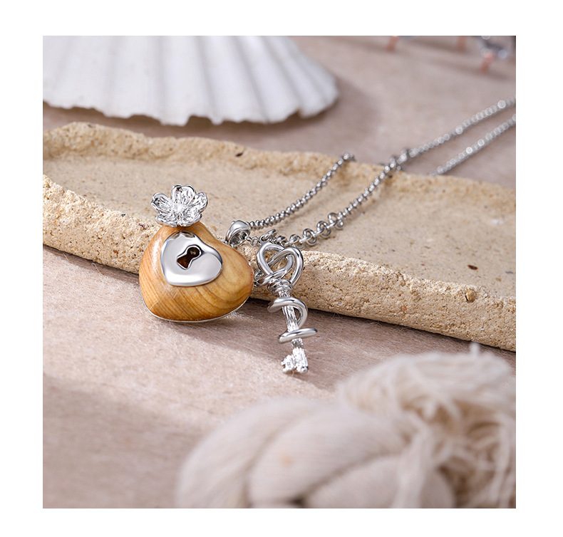 The Mu Ai Lock core necklace is an original design for women, featuring a unique and simple heart-shaped pendant necklace. It is a light luxury, fashionable and versatile collarbone chain pic 11