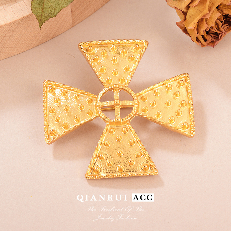 New wholesale vintage golden embossed metal texture brooches, pins and accessories with a cross shape, versatile and light luxury fashion pic 18