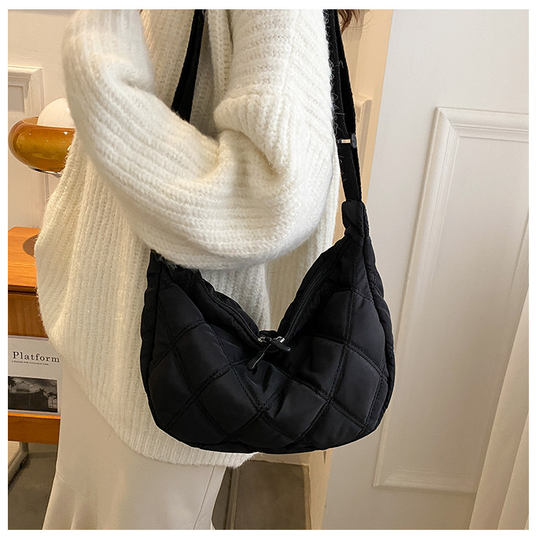 The new, trendy and fashionable single-shoulder crossbody bag with diamond-patterned embroidery thread for women in 2021, the popular dumpling bag pic 29