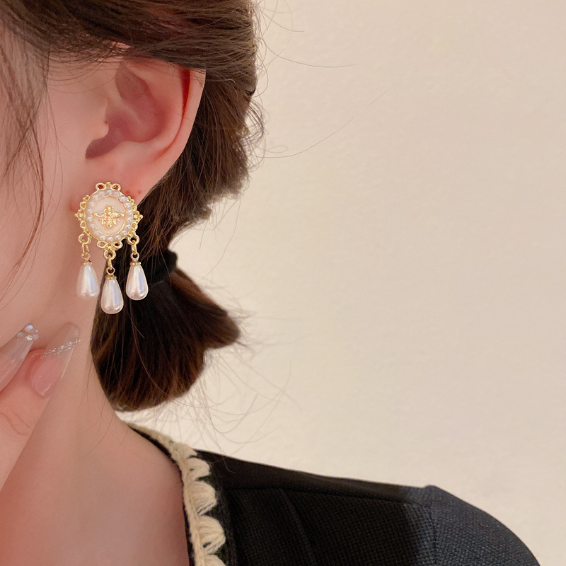 Silver needle retro court style heart-shaped figure pearl earrings, French light luxury stud earrings, female Internet celebrity style earrings wholesale pic 23