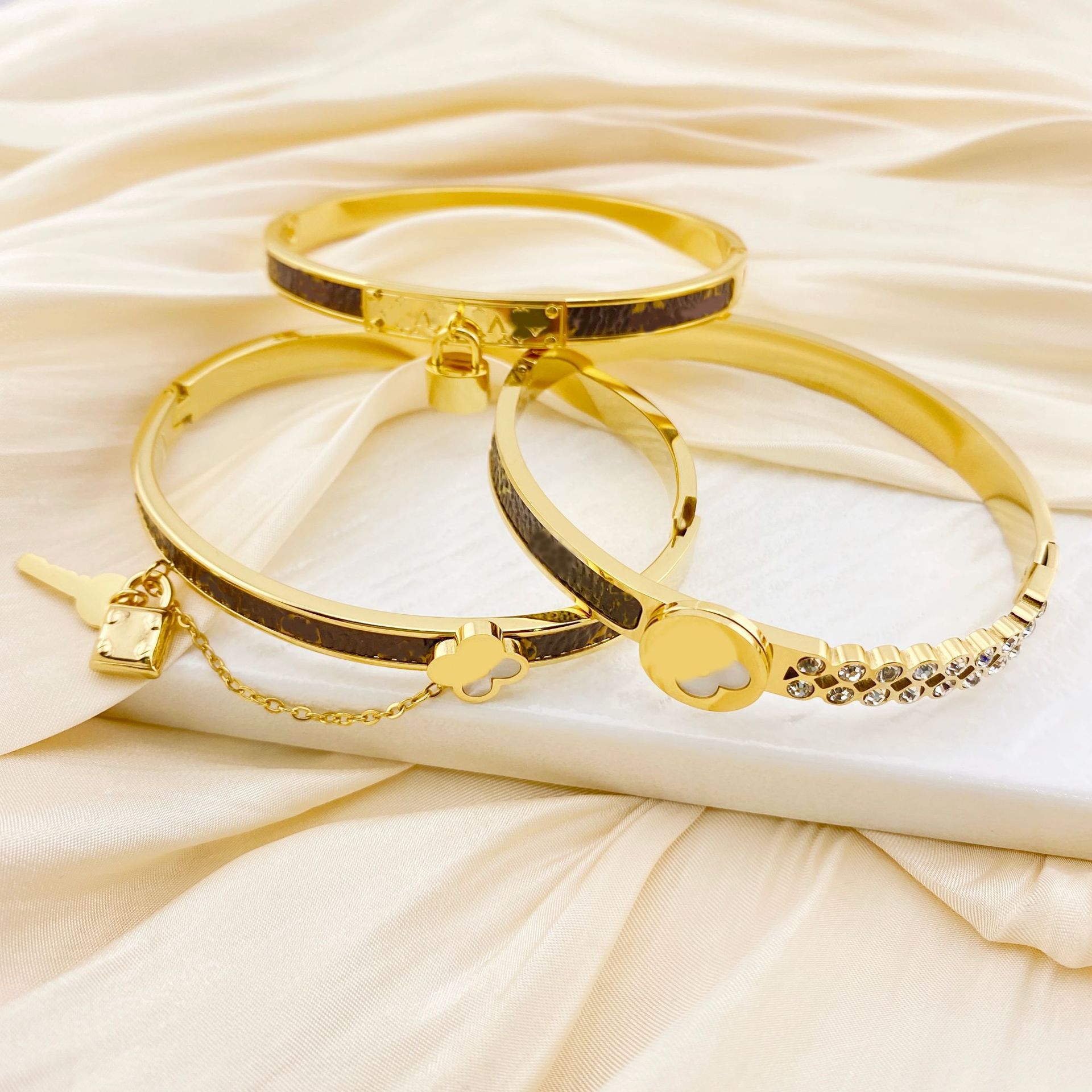 The four-leaf Clover series bracelet with a European and American light luxury style, made of titanium steel, exudes a sense of high-end simplicity and individuality. It is a fashionable and trendy jewelry pic 4