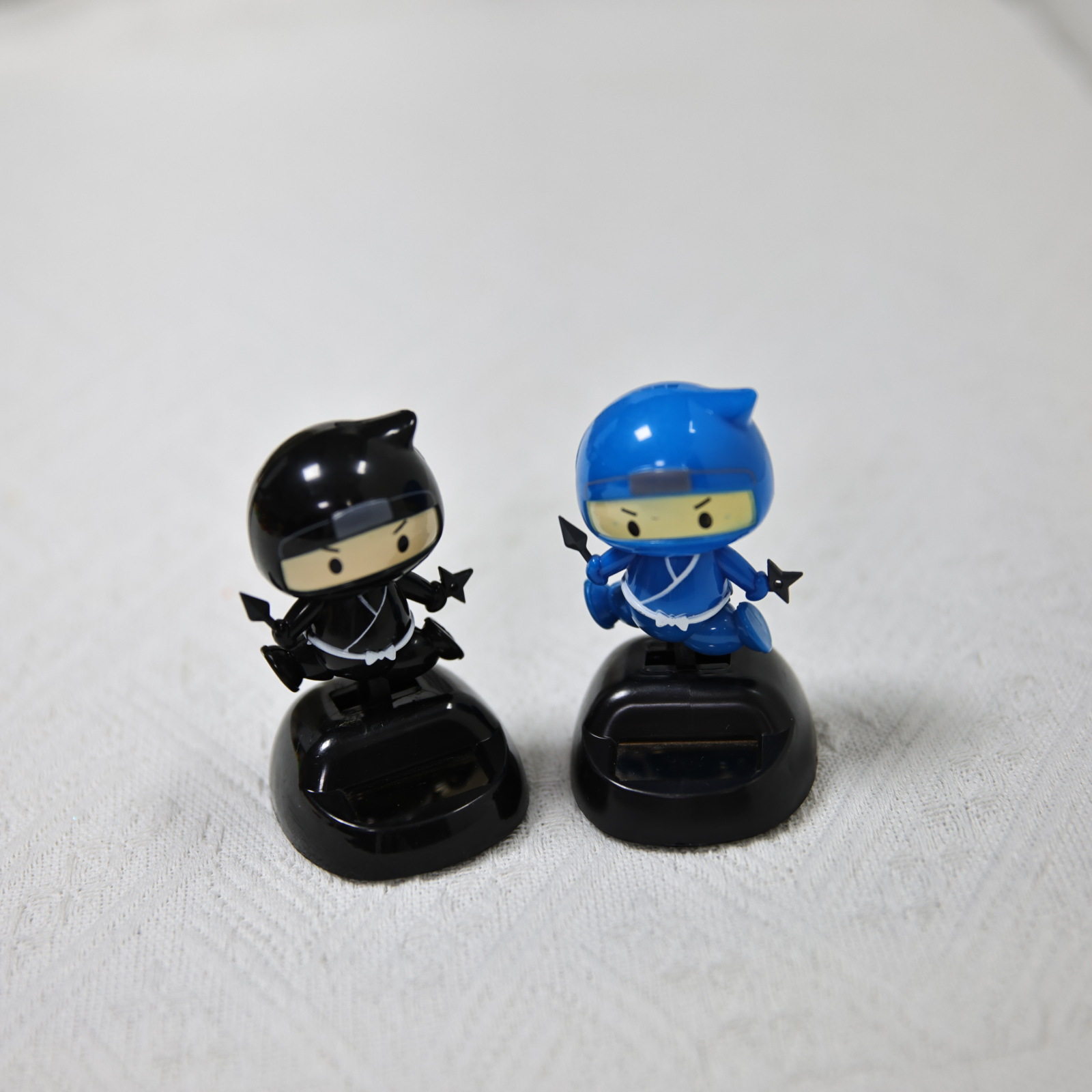 太阳能摇摆车载内饰日本忍者摇头摆件摇头公仔手持飞镖手里剑忍者详情2