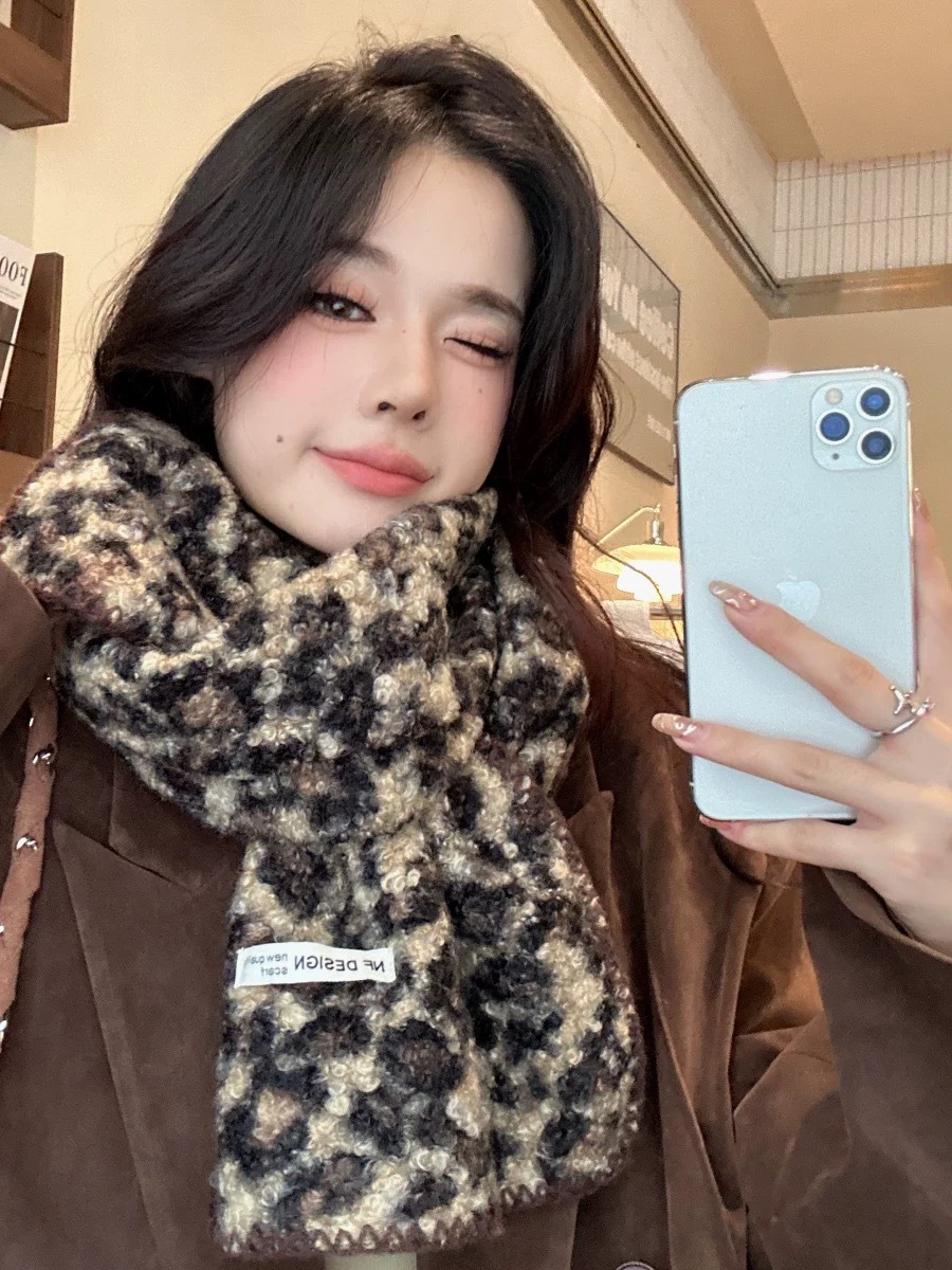 2025 Retro Hot Girl Leopard Print Scarf, thick and warm autumn and winter shawl, versatile and fashionable scarf clothing accessory pic 2