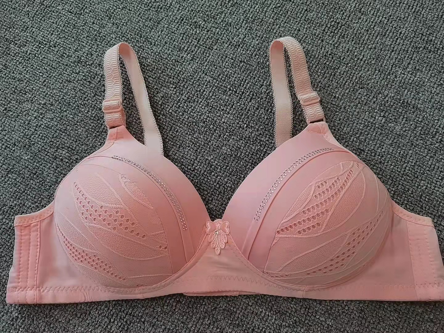 The manufacturer exclusively provides thin, seamless undergarments for women, middle-aged and elderly people, with embossed beads, cut-out and jacquard traditional style bras pic 12