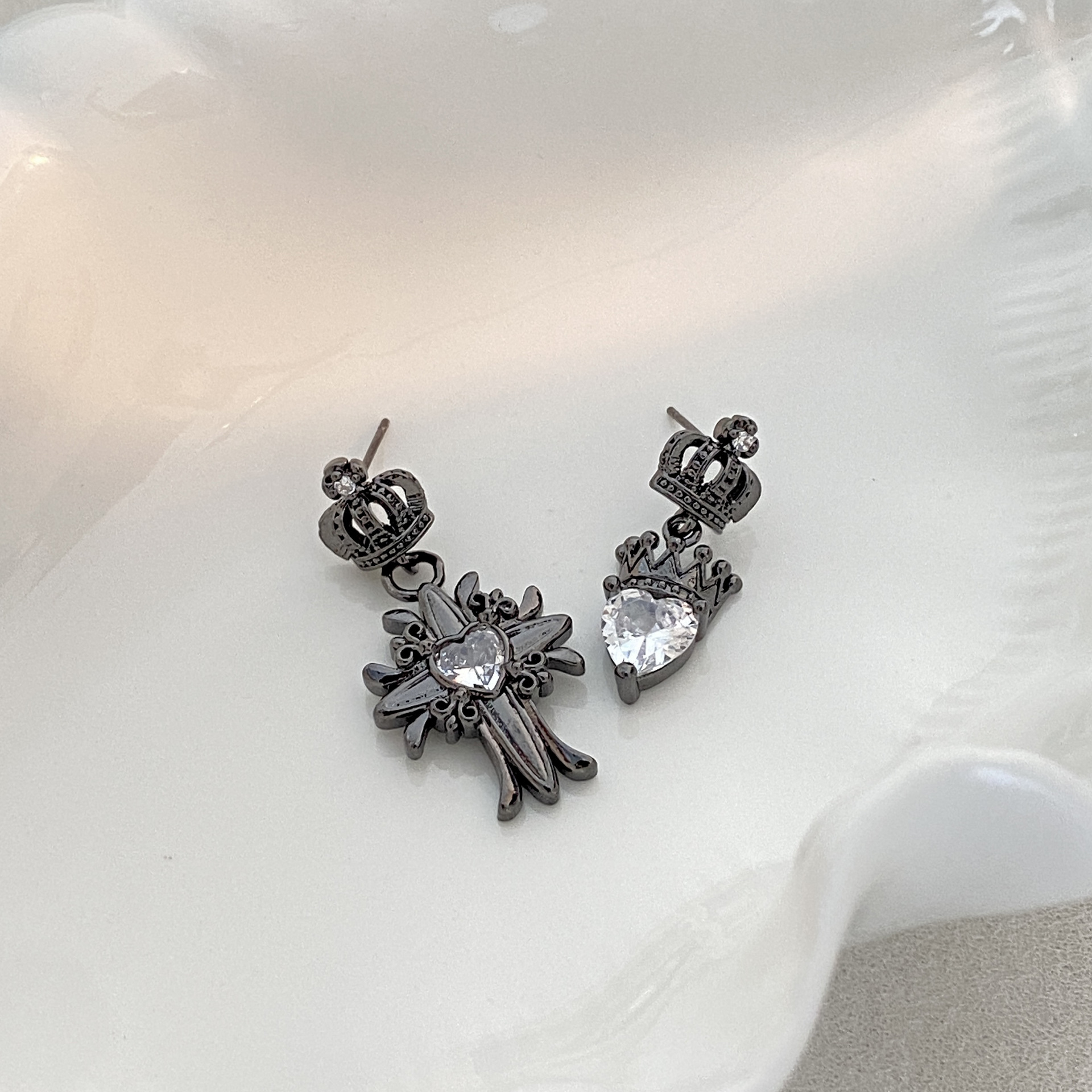 新款时尚高级设计感小众爱心心形不对称冠十字架个性甜酷风潮搭女详情4