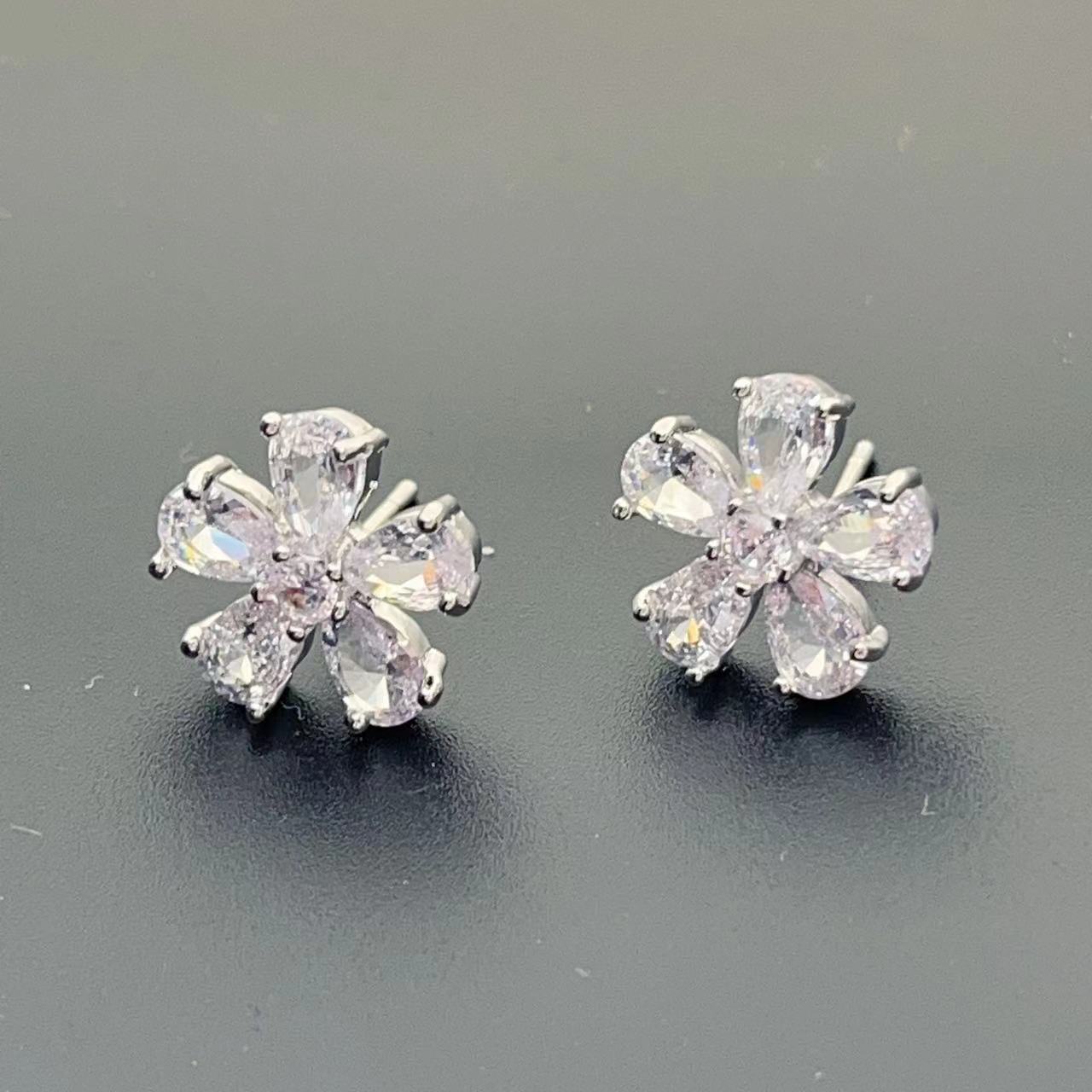 The new Korean-style teardrop flower angel leaf zirconia stud earrings are a light luxury, fashionable, simple and versatile style that is a popular online celebrity pic 5