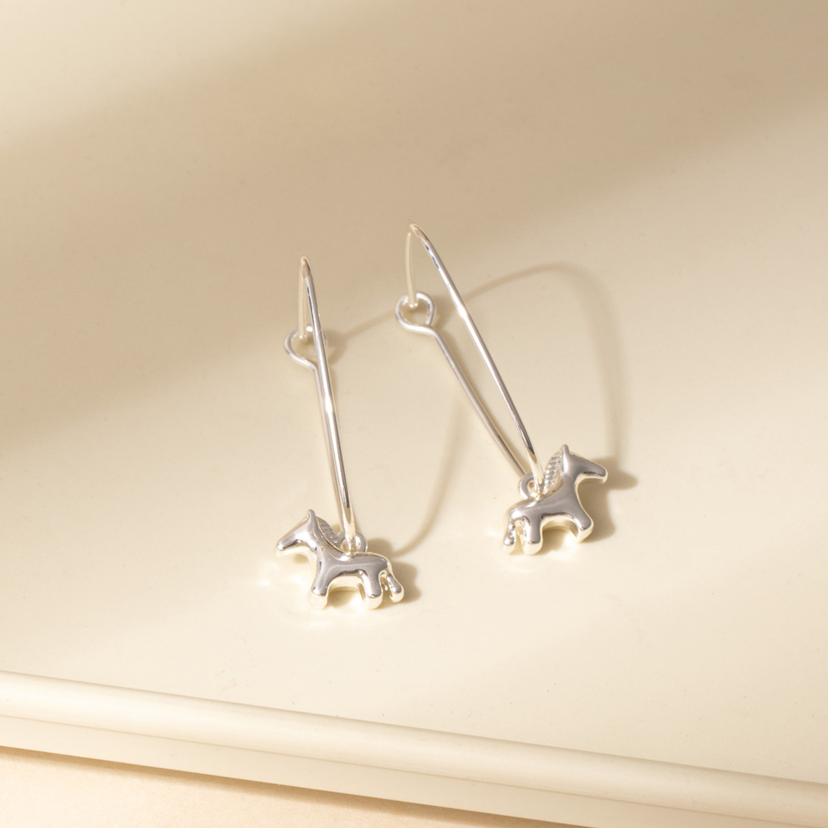 可爱极简风银色长款立体小马吊坠耳环女精致小巧童趣独特设计耳饰详情7