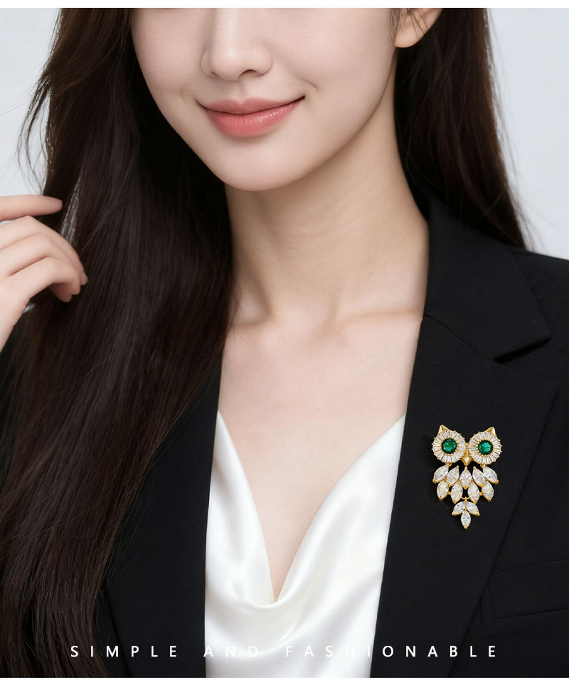 The light luxury, dynamic and high-end owl brooch is made of copper alloy, set with zircon and electroplated with real gold, making it a versatile commuter brooch pic 14