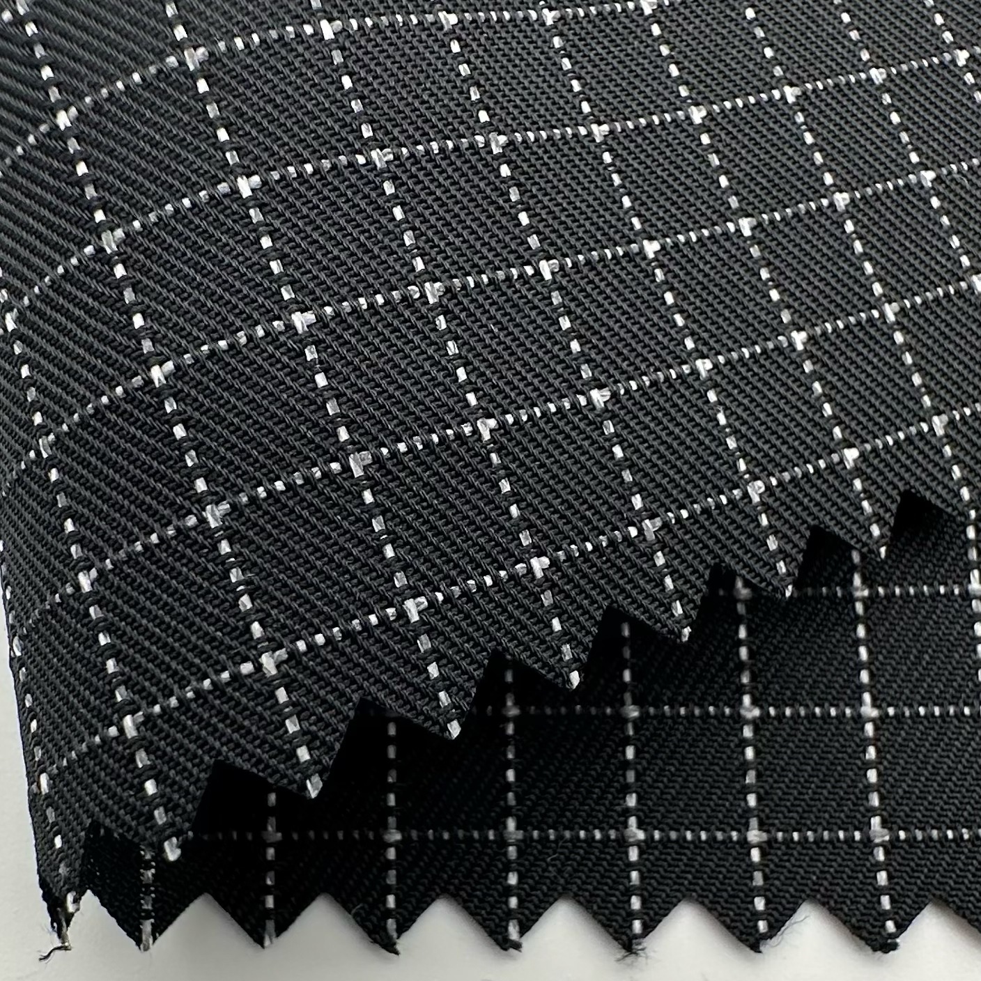 新品50D+反光丝夜晚超亮5MM方格子色织斜纹箱包机车服涤纶面料详情5